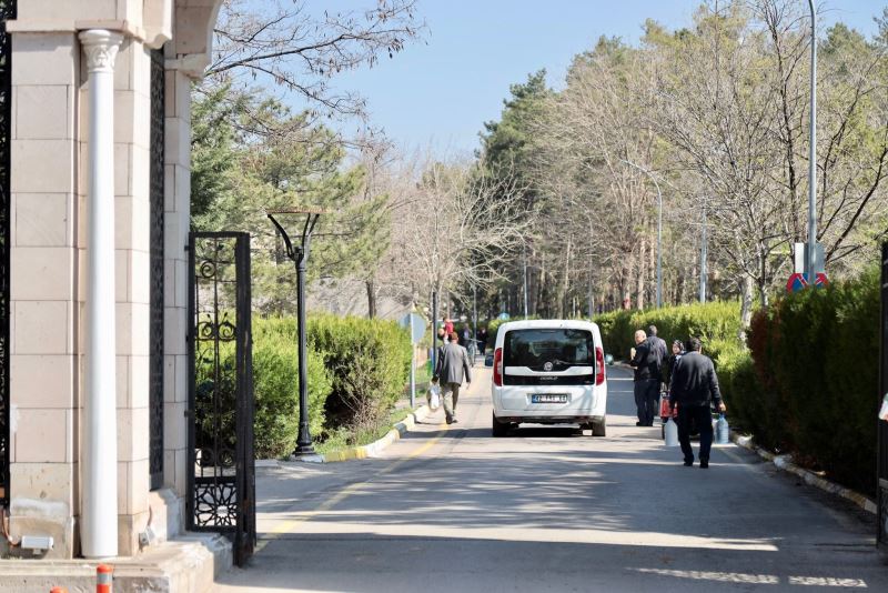 KABRİSTANLIKLARDA VE ŞEHİTLİKTE ZİYARETÇİ YOĞUNLUĞU YAŞANIYOR