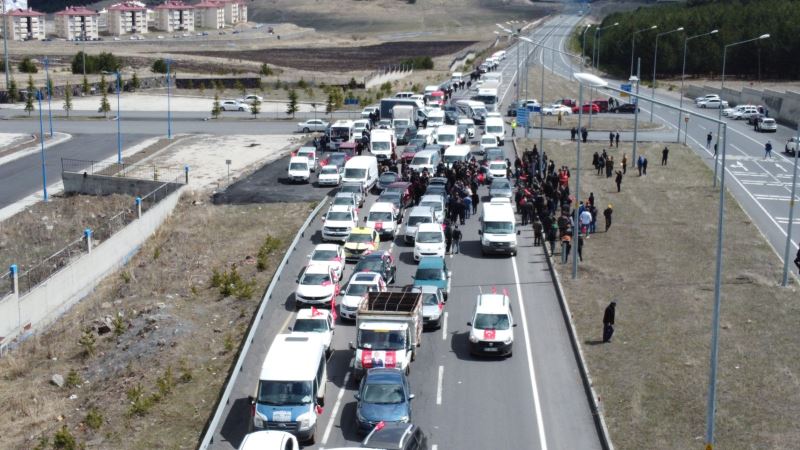 HALK SOKAKLARA SIĞMADI