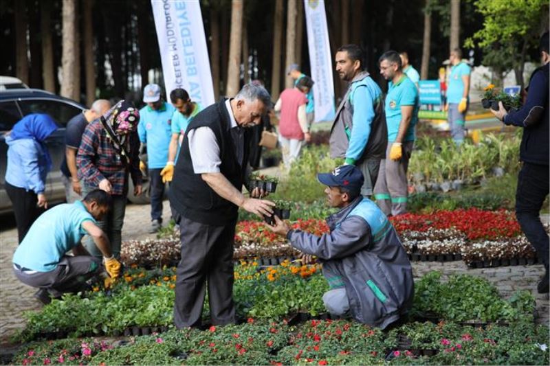 ALANYA BELEDİYESİ GELENEKSEL ÇİÇEK DAĞITIMINI GERÇEKLEŞTİRDİ