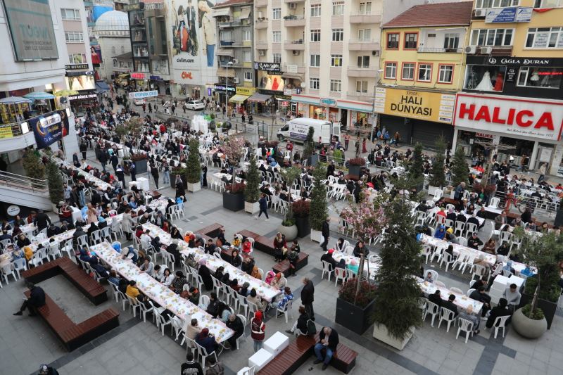 25 BİNDEN FAZLA VATANDAŞ, İZMİT BELEDİYE MEYDANI’NDA İFTAR SOFRASINI PAYLAŞTI