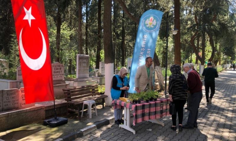 Kabir Ziyareti Yapan Manisalıları Büyükşehir’in Sıcak Yüzü Karşıladı