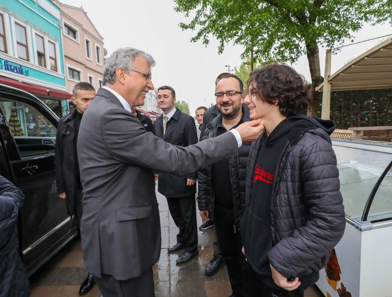 Başkan Yüce, bayram namazında halkla kucaklaştı: “Bayramın tadı Sakarya’da bir başkadır”