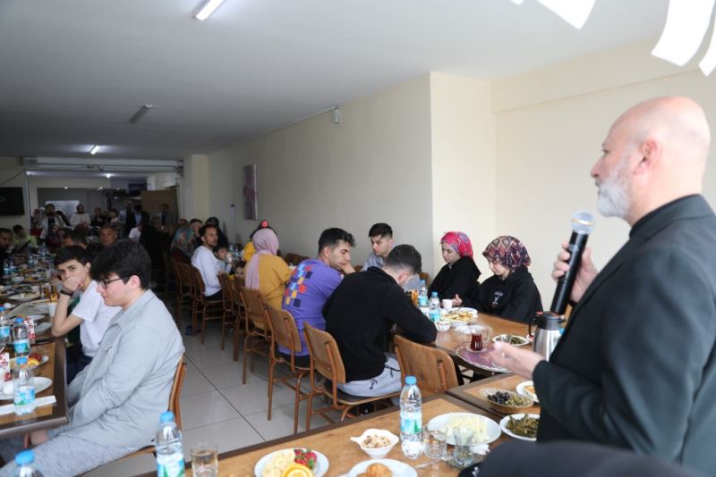 ÇOLAKBAYRAKDAR ÇİFTİ,  DEPREMZEDE AİLELERLE BAYRAMLAŞTI