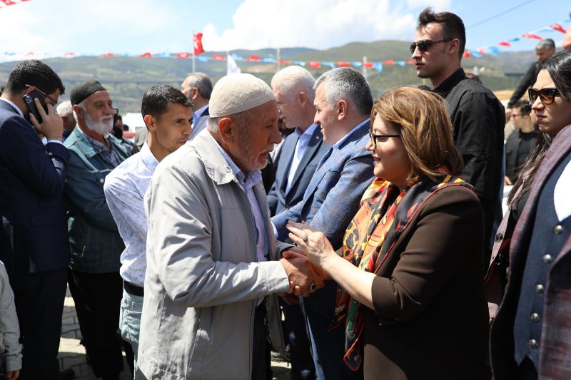 BAŞKAN ŞAHİN, DEPREM SONRASI İLK BAYRAMDA NURDAĞI VE İSLAHİYELİLERLE BİR ARAYA GELDİ