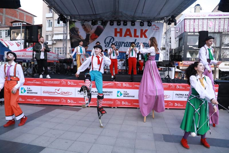 BAYRAM ŞENLİKLERİNİN BİRİNCİ GÜNÜNDE BİNLERCE İZMİTLİ GÖNÜLLERİNCE EĞLENDİ