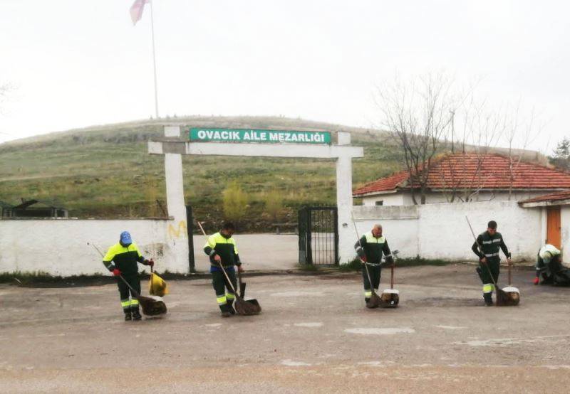 Mezarlıkta bayram temizliği