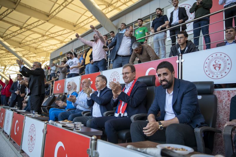 Başkan Seçer, Yeni Mersin İdman Yurdu – Karaköprü Karşılaşmasını İzledi