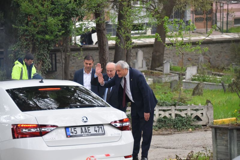BAŞKAN BAKKALCIOĞLU, MEZARLIK ZİYARETİNE GELEN HEMŞEHRİLERİNİN BAYRAMINI KUTLADI