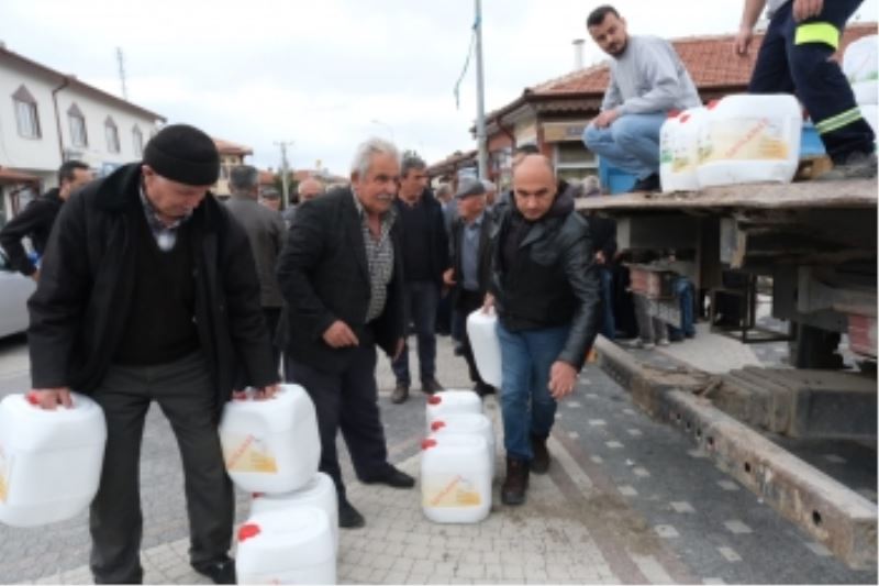 BEYLİKOVA VE GÜNYÜZÜ’NDE KÜÇÜK ÇİFTÇİYE SIVI GÜBRE DESTEĞİ