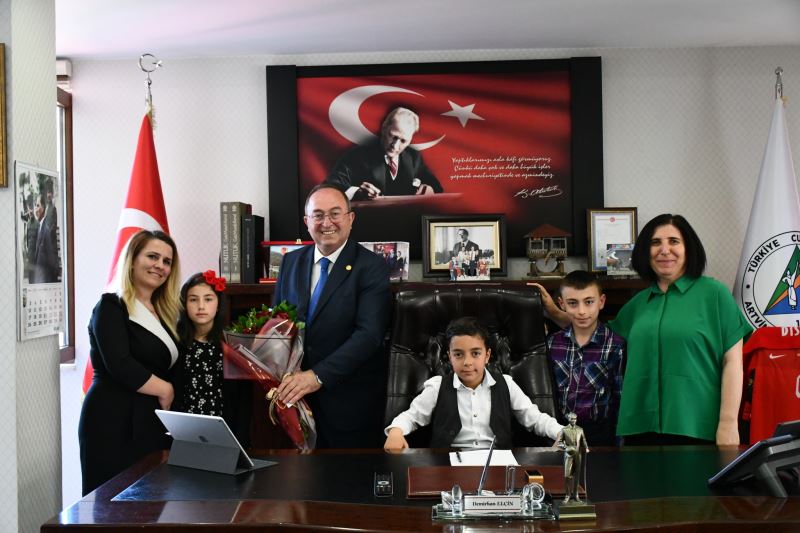 ÇOCUK BELEDİYE BAŞKANI MAKAM KOLTUĞUNA OTURDU