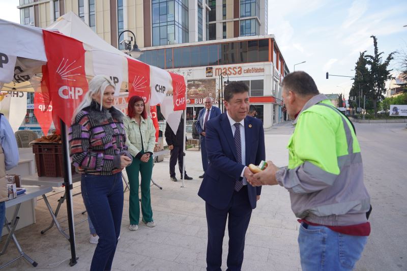 MİLLETVEKİLİ TÜZÜN VE BAŞKAN V. SUBAŞI İÇŞİLERE SİMİT VE MEYVE SUYU İKRAM ETTİ