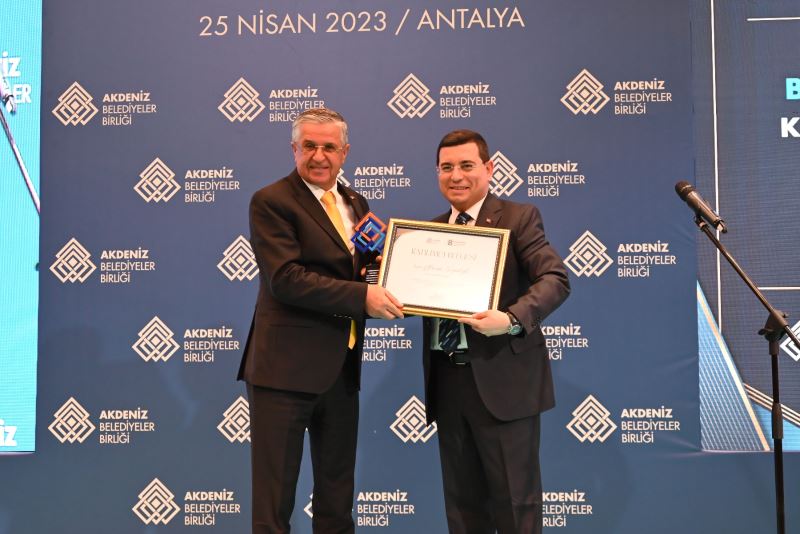 Başkan Topaloğlu’nun eğitim projesine birincilik ödülü