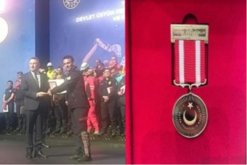 Arama Kurtarma çalışmalarına katılan İtfaiye personellerimize Devlet Üstün Fedakârlık Madalyası verildi.