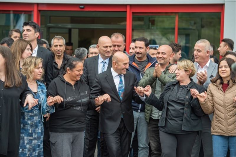 Büyükşehir memurları sözleşmeyi halay çekerek kutladı