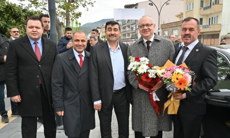 Mahalle muhtarlarından dev bayrak için teşekkür