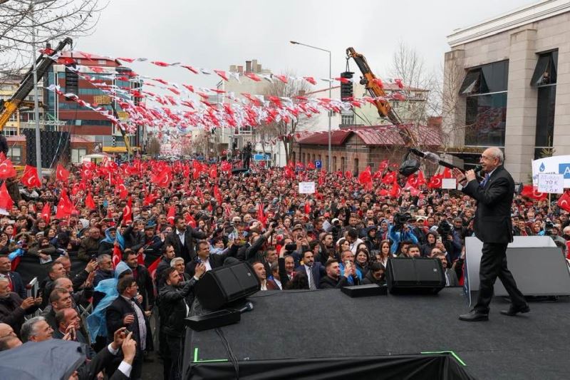 CHP’DEN ÜÇLÜ MİTİNG! KILIÇDAROĞLU, YAVAŞ, İMAMOĞLU HALKA SESLENDİ