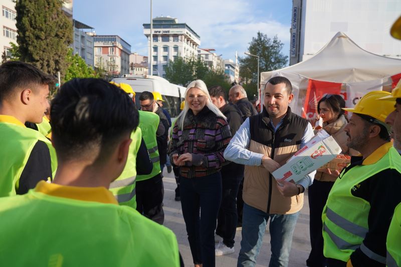 MİLLETVEKİLİ TÜZÜN VE BAŞKAN V. SUBAŞI İÇŞİLERE SİMİT VE MEYVE SUYU İKRAM ETTİ