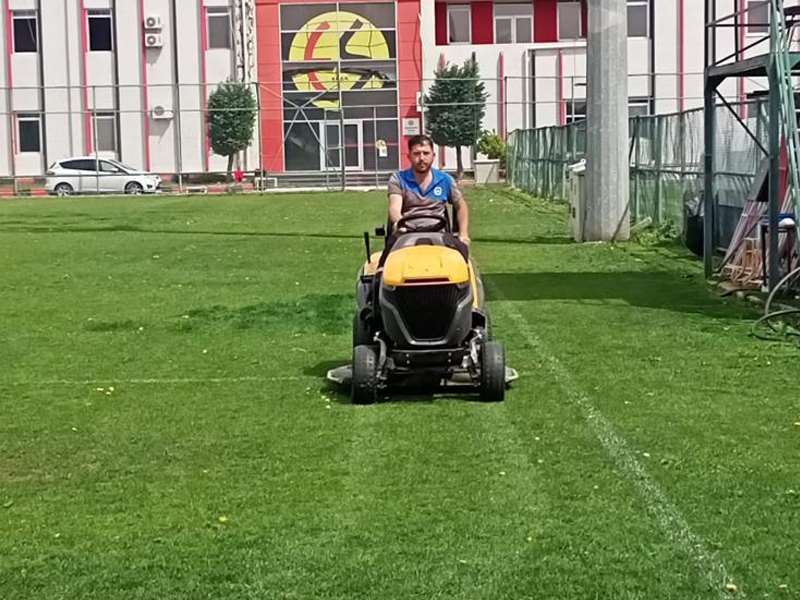 ODUNPAZARI BELEDİYESİ TARAFINDAN ESKİŞEHİRSPOR TESİSLERİNDEKİ SAHANIN ÇİMLERİ BİÇİLDİ