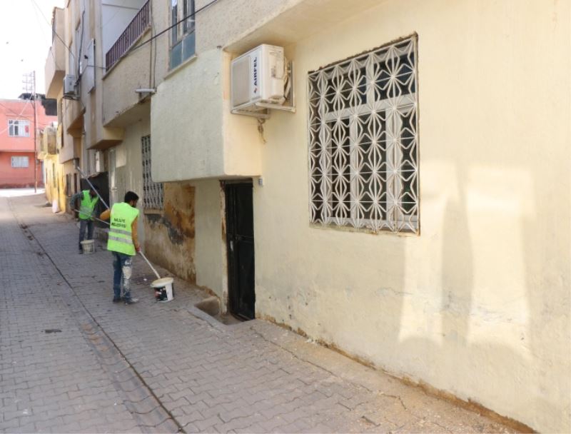 HALİLİYE’DE SELİN İZLERİ DIŞ CEPHE BOYAMA ÇALIŞMALARIYLA SİLİNİYOR