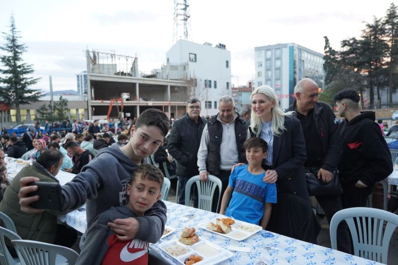 CUMHURİYET MEYDANINDA RAMAZAN’IN PAYLAŞMA VE DAYANIŞMA GELENEĞİ SÜRÜYOR
