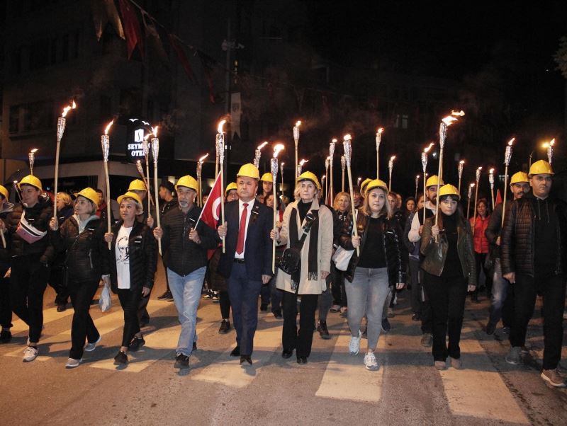 Madenci Şehitlerimizi anmak üzere 41 adet meşale ve 41 adet baret ile başlayan kortej yürüyüşü anma programı düzenlendi.