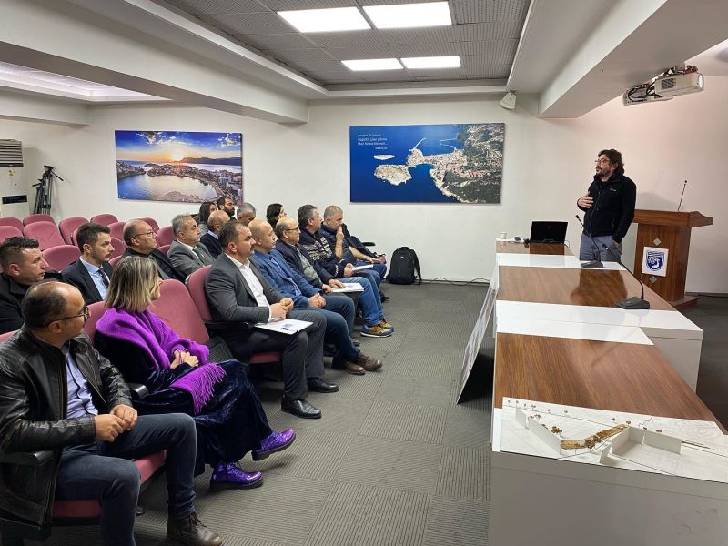 ‘’Cumhuriyet Meydanı ve Maden Şehitleri Anıtı Düzenlemesi’’ projelerinin  tanıtım ve sunum toplantısı düzenlendi.