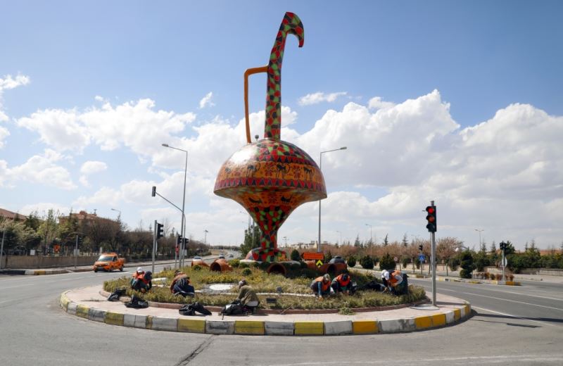Belediye Ekiplerinden Refüj Ve Kavşaklarda Bitkilendirme Ve Bakım Çalışması