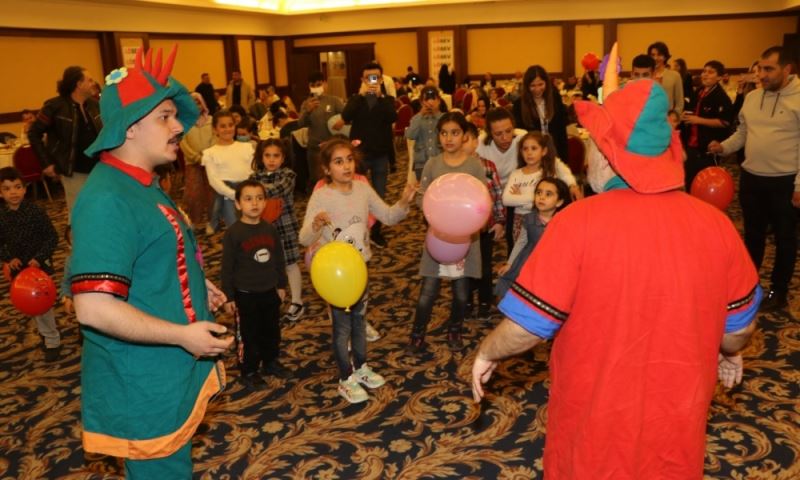 LÖSEV’in İftarına ‘Hacivat ve Karagöz’ Konuk Oldu