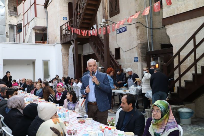BAŞKAN GÜLTAK, ONKOBÜS SERVİS HİZMETİ ALAN VATANDAŞLARLA İFTARDA BULUŞTU