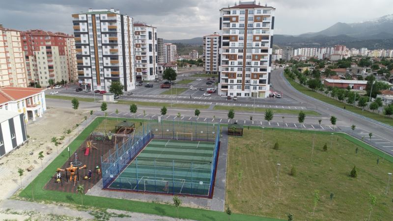 GENÇ DOSTU MELİKGAZİ SPOR SEVER GENÇLERE 7 ADET FUTBOL SAHASI YAPTI