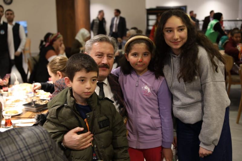 BAŞKAN PALANCIOĞLU, YETİM VE ÖKSÜZ ÇOCUKLAR İLE İFTAR SOFRASINDA BULUŞTU