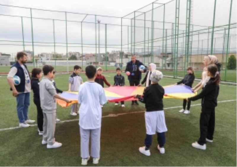 Depremzede çocukların yüzü güldü