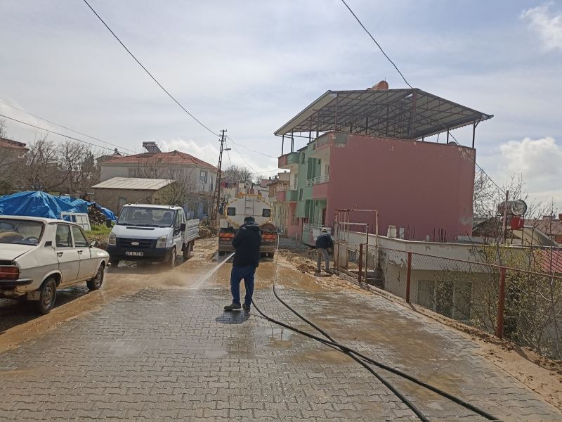 İZMİT BELEDİYESİ, SELDEN ETKİLENEN ADIYAMAN’DA TEMİZLİK ÇALIŞMALARINI SÜRDÜRÜYOR