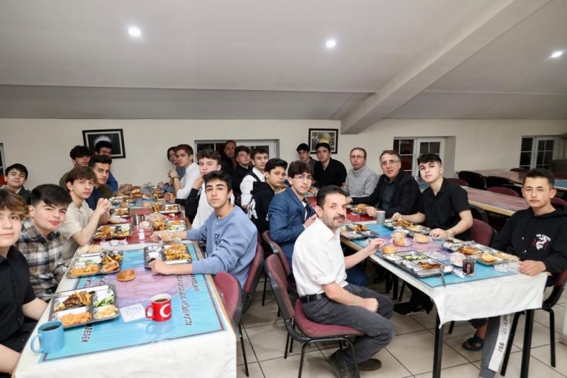 Belediye Başkanı Savran Sahurda Öğrencilerle Buluştu