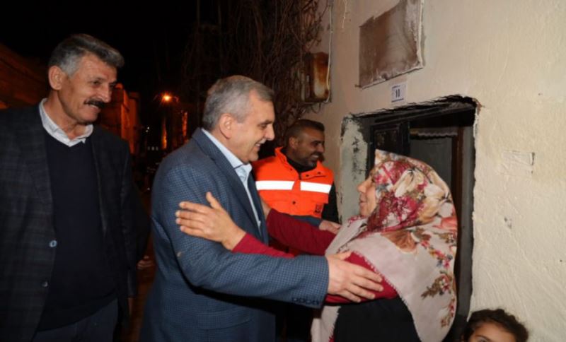 Gönüllerin Başkanı Beyazgül’den Gece Geç Saatlerde Selzedelere Ziyaret
