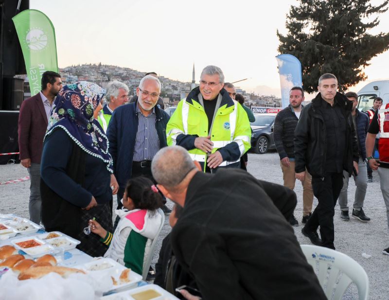 Başkan Yüce, depremzedelerle iftar sofrasında buluştu: “Hep birlikte yeniden ayağa kalkacağız”