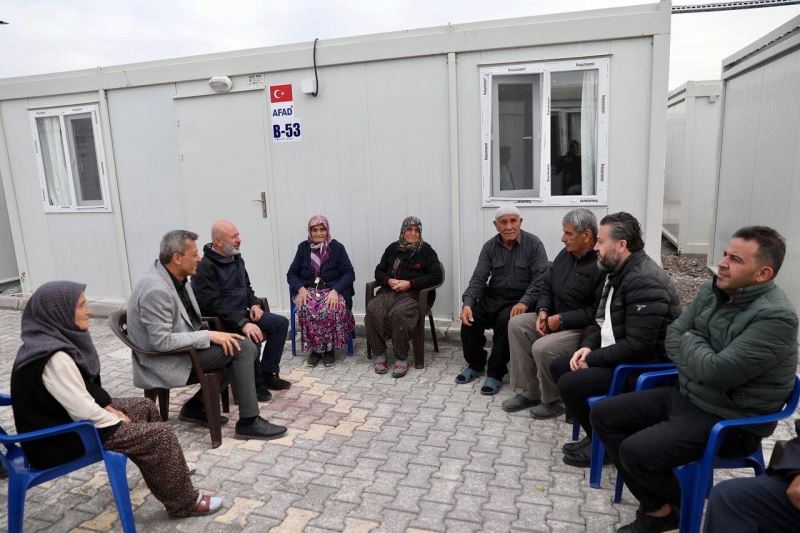 BAŞKAN ÇOLAKBAYRAKDAR, DEPREMZEDELERİN HEM DUASINI ALDI HEM DE GÖNLÜNÜ FETHETTİ