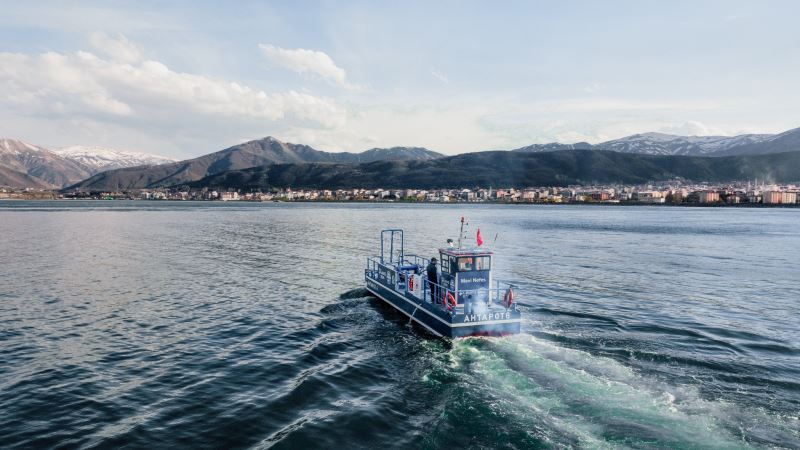 Tatvan Sahilinde Yüzey Temizleme Teknesi Çalışmalarına Başladı.