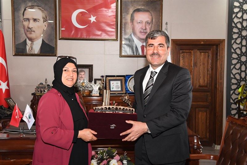 DİRİLİŞ GENÇLİK FEDERASYONU GENEL BAŞK. SAYIN BERİVAN ALGIN VE BAŞKAN YARD. SAYIN EMİNE HOCAOĞLU