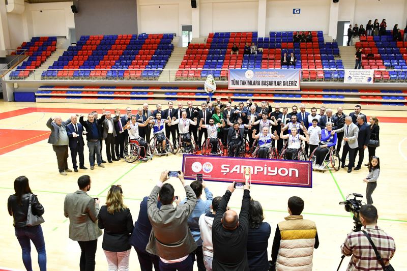 Başkan Vergili, Demir Kartal Tekerlekli Sandalye Basketbol Takımının Şampiyonluk Sevincine Ortak Oldu