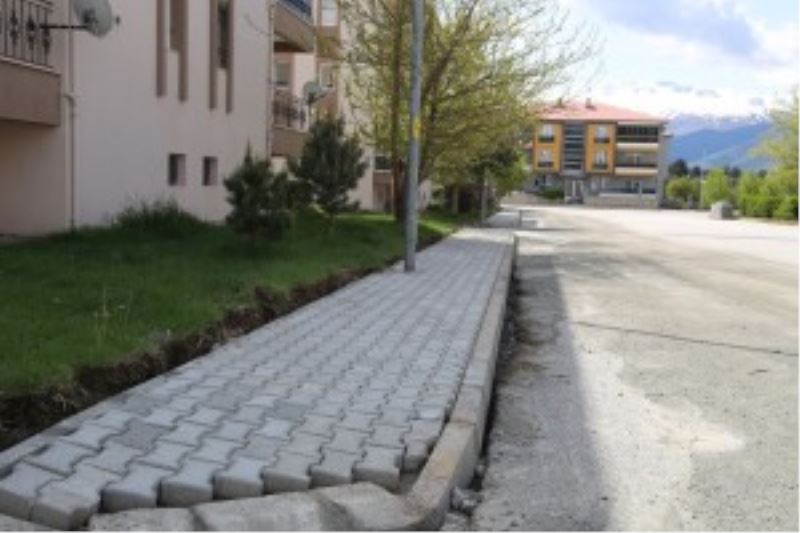 Mimar Sinan Mahallesinde Tretuvar yenileme çalışmaları yapılıyor