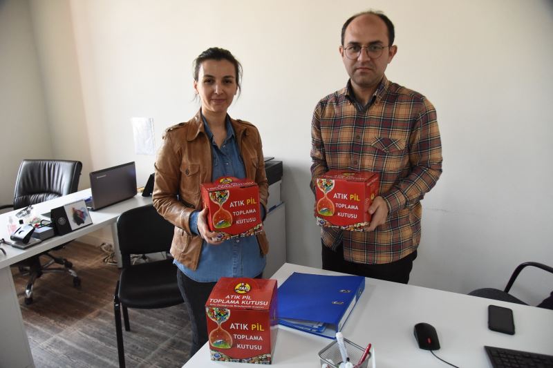 TOPLADIĞI ATIK PİLLERİ BİLECİK BELEDİYESİNE TESLİM ETTİ