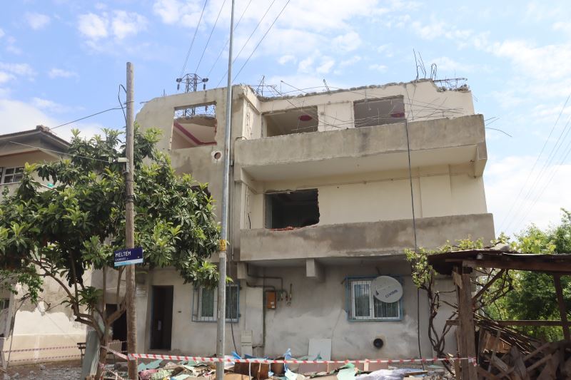 İZMİT BELEDİYESİ, 99 DEPREMİNDE AĞIR HASAR ALAN BİNANIN YIKIMINI GERÇEKLEŞTİRİYOR