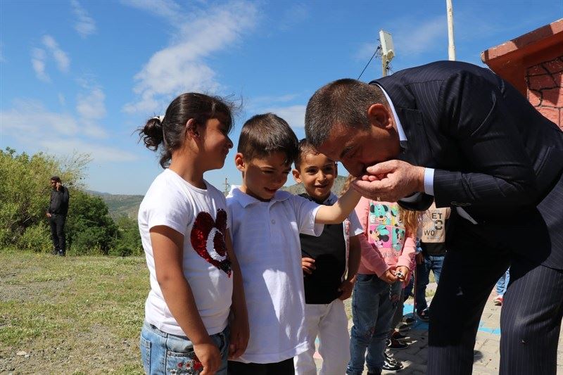 VALİ / BELEDİYE BAŞKAN V. HACIBEKTAŞOĞLU, BAYKAN’DA KÖY OKULLARINI ZİYARET ETTİ, VATANDAŞLARIN TALEPLERİNİ DİNLEDİ