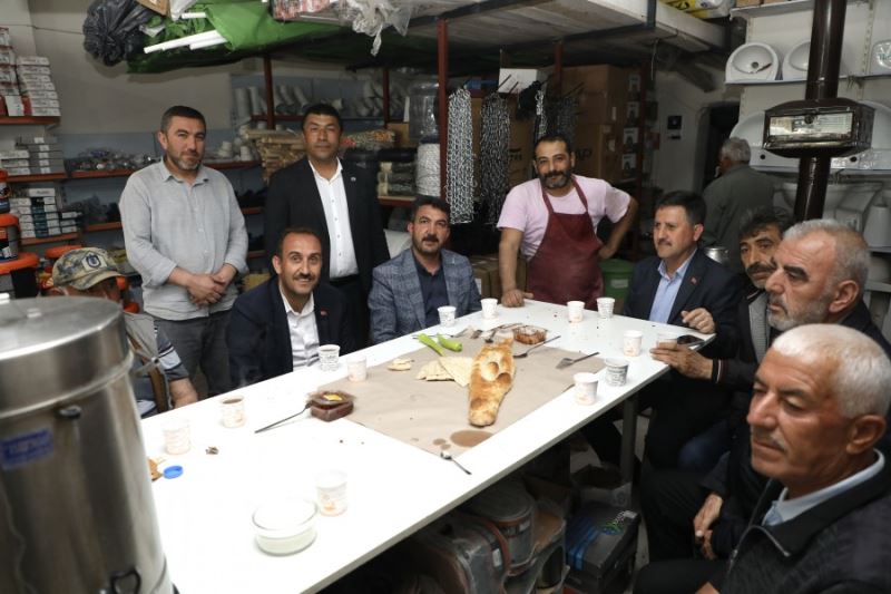 Öğle yemeğimiz çemen-ekmek Süksün ziyaretimizde kıymetli esnaflarımızın helal sofralarında  çemen ekmekle öğle yemeğimizi