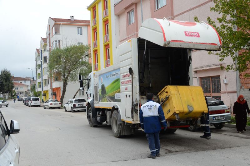 ÇÖP KONTEYNIRLARI DÜZENLİ OLARAK YIKANARAK TEMİZLENİYOR