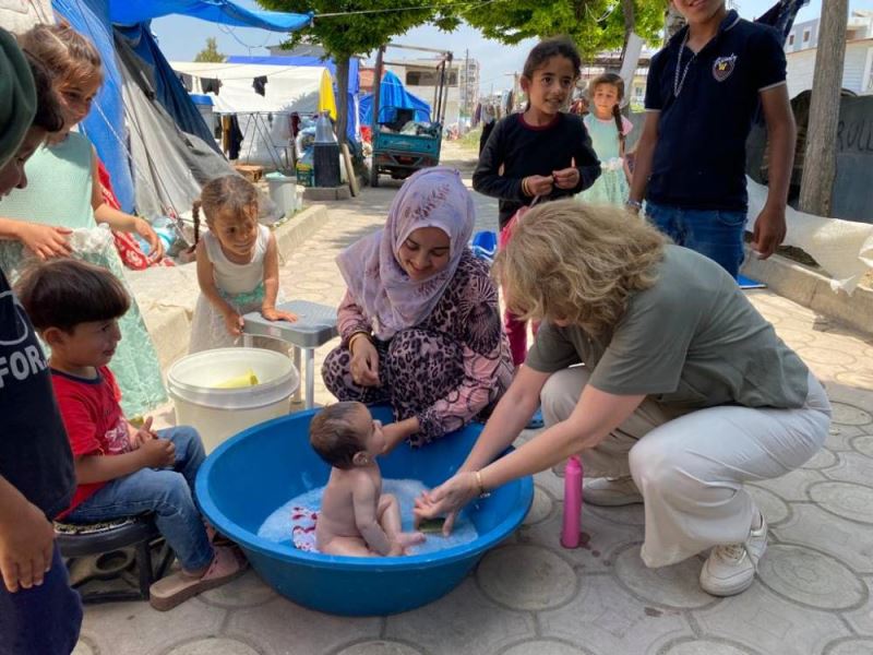 PROF. DR. NAZAN SAVAŞ: AFAD, HATAY’DA DÜZENSİZ ÇADIR KÜMELERİNDE YAŞAYANLARI BİR AN ÖNCE SAĞLIKLI BARINMA YERLERİNE TAŞIMALI, SURİYELİ SIĞINMACILAR DAHİL