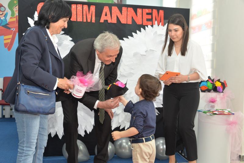 MİNİK ÖĞRENCİLER ANNELERİNİN ANNELER GÜNÜ’NÜ KUTLADI