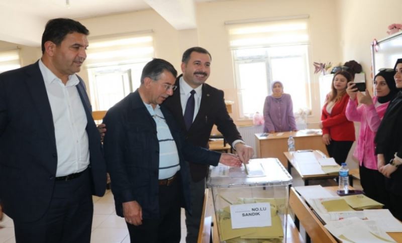 BAŞKAN BAYDİLLİ OYUNU NARLI İLK OKULU’NDA KULLANDI