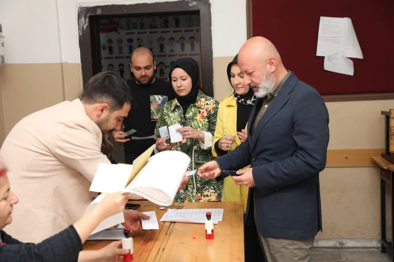 BAŞKAN ÇOLAKBAYRAKDAR, OYUNU AİLESİYLE BİRLİKTE KULLANDI